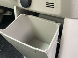 車内に持ち込んだ小物やドリンク食べ物がきちんと片付く収納も充実です。こちらは、大容量のインストセンターロアBOXになります。CDや袋を取り付けてダストBOX等に使えます。