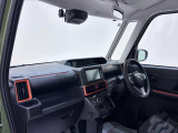 ダイハツのお店では、ダイハツ車を知り尽くしたプロフェッショナルが、専用の診断機器を使って各システムを点検しております。
