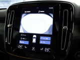 360&deg;ビューカメラは駐車枠や周囲の車両との位置関係が一目瞭然で駐車をサポートしてくれるだけでなく、車両直近の死角を減らして安全性を高める装備。ステアリング切り角に連動した進路予測線も表示されます。