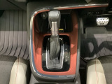 「e:HEV」搭載車です。日常シーンのほとんどをモーターで走行し、高速クルージングなどモーターよりもエンジンの方が効率が良い領域はエンジンで走行、あらゆる領域で優れた燃費走行を実現します。