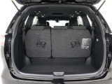 <バックドア>ハッチバックなので、バックドアは上に開きます♪大きな荷物の出し入れがしやすくなります。便利ですよ♪