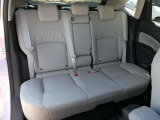 セカンドシートもゆったりです。内装色はエアリーグレーになります。