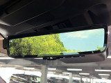 【スマートリヤビューミラー】後席の大きな荷物や同乗者で後方が確認しづらい時でも安心!カメラが撮影した車両後方の映像をルームミラー内に表示。クリアな視界で状況の確認が可能です!