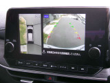 アラウンドビューモニター付きです 上から見たイメージで駐車出来ますので車庫入れの苦手な方も楽に駐車出来ます♪