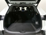 大きく開くラゲッジスペースです 左右独立でリアシートが倒れるので長尺の荷物も積むことが可能です アレンジ次第で有効活用が可能です