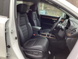 フロントは運転席と助手席が別々の広々としたセパレートシートです、運転席は、高さを調整できるハイトアジャスター付きです。