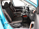 レッドのパイピング処理が施されたスポーティで座り心地のいいファブリックシート。運転席はシート上下アジャスター付きで細かなポジション調整が可能です。