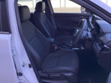 フロントは運転席と助手席が別々の広々としたセパレートシートです、運転席は、高さを調整できるハイトアジャスター付きです。
