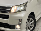 【LEDヘッドライト】悪天候や夜間走行時も良好な視界を確保し安心して運転できる高輝度LEDヘッドライトを装備!点灯速度が早く、消費電力も抑えられています。