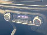 【オートエアコン】一度お好みの温度に設定すれば、車内の温度を検知し風量や温度を自動で調整。暑い&hellip;寒い&hellip;と何度もスイッチ操作をする必要はありません。快適な車内空間には必須の機能ですね♪