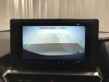 【バックモニター】駐車時に後方がリアルタイム映像で確認できます。大型商業施設や立体駐車場での駐車時や、夜間のバック時に大活躍!運転スキルに関わらず、今や必須となった装備のひとつです!
