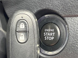 【キーレススタートシステム】カバンやポケットに入れたままでもドアの施錠・解錠が可能なスマートキーを装備。エンジンのオン・オフ時もカギを取り出す必要が無いからとっても便利です♪