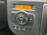 【オートエアコン】一度お好みの温度に設定すれば、車内の温度を検知し風量や温度を自動で調整。暑い&hellip;寒い&hellip;と何度もスイッチ操作をする必要はありません。快適な車内空間には必須の機能ですね♪