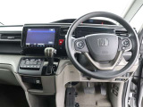運転席側から見た写真です、お車にマッチングするように考えられたインパネデザイン!沢山のスイッチ類も運転される方が使いやすい位置に配置されていますね!