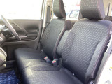フロントシートはゆったりとしたベンチシートです。運転席と助手席にシートヒーターが付いています。