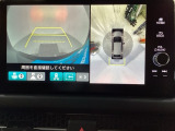 マルチビューカメラシステム搭載車です。お車の周囲を全方位でカバーします。後方・前方・両脇と、コンディションが悪い視界でもカラーモニターに映し出した映像がドライバーをサポートします。