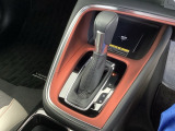 シンプルでとても使いやすいフロアシフトに、パーキングブレーキは電子制御パーキングブレーキです。