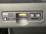ハンドルの左下にETCがついています。高速道路の料金所の通過も楽々です。 カードの取り出しもしやすい場所についています。