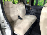 後部座席も気になるようなキズ・汚れやへたり等、大きなダメージはなく、良好な状態です。