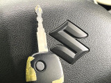【キーレス】少し離れた場所からでもボタン一つでドアの開錠・施錠ができるのでとっても便利!ドアの鍵穴周りに傷をつけることもありません♪