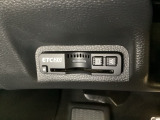ハンドルの左下にETC2.0がついています。高速道路の料金所の通過も楽々です!。 カードの取り出しもしやすい場所についています。