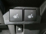 シートヒーターが運転席だけでなく助手席側にも付いています 運転者と別のスイッチなので、助手席側だけ温めることもできます 助手席の方にも優しく嬉しい装備です
