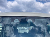 2つのカメラで前方の車両や歩行者を検知し、衝突のおそれがあると判断すると、ブザー音やメーター内の表示で警告。衝突の可能性が高まると、自動でブレーキをかけ、衝突の回避または衝突時の被害軽減を図ります。