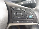 高速道路単一車線の運転支援機能、「プロパイロット」のステアリングスイッチ。一般道では先行車追従機能のアダクティブ クルーズコントロールのみご使用頂けます。