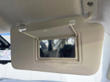 【バニティミラー】サンバイザー裏に設置されたミラーで身だしなみチェック!ちょっとしたメイク直しにも活躍します♪