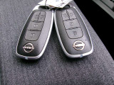 【 インテリジェントキー 】 キーを持っていればエンジン始動でき、ドアノブのボタンで車の鍵の開錠と施錠もできます。キーを取り出す手間がなくなります。