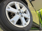 【純正15インチアルミホイール】外観にマッチした純正アルミホイールを装着しております。各種社外アルミホイールや、スタッドレスタイヤも取扱いしております。是非ご相談ください♪