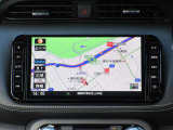 日産純正のメモリーナビ付きです。知らない場所にお出かけの際には非常に活躍します。Bluetoothを搭載しておりますので、運転中でもハンズフリーにて通話を行うことができます。