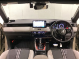 車内は光触媒抗菌消臭施工済です。スタイリッシュなデザインでスポーティなインパネ周りを演出します。グローブボックスやカップホルダーのほかにトレーなどたくさんの収納スペースが付いています。