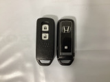 スマートキーを装備しています。鍵を差し込むことなくドアロックの開け閉めと、スタートボタン操作でのエンジンスタートができます。スペアキーも同じものを用意しております。