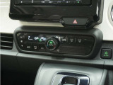 ◆オートエアコン装備◆ お好みの温度を設定をするだけで、後は、自動で風量を調節してくれます!快適にドライブが楽しめます。