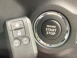 【キーレススタートシステム】カバンやポケットに入れたままでもドアの施錠・解錠が可能なスマートキーを装備。エンジンのオン・オフ時もカギを取り出す必要が無いからとっても便利です♪