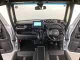 【前方視界】開放的な前方視界!運転がしやすく疲れにくいです♪窓が大きく、見通しがとっても良いおクルマですよ♪