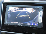 バックをするとき自動でリアの様子が映る『リアカメラ』付き! ナビ画面で確認しながらバックができますから安心ですね。でも、目視も大切ですよ!安全第一でお願いします!