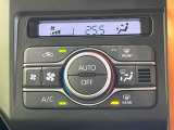 【オートエアコン】一度お好みの温度に設定すれば、車内の温度を検知し風量や温度を自動で調整。暑い&hellip;寒い&hellip;と何度もスイッチ操作をする必要はありません。快適な車内空間には必須の機能ですね♪