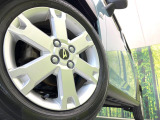 【純正15インチアルミホイール】外観にマッチした純正アルミホイールを装着しております。各種社外アルミホイールや、スタッドレスタイヤも取扱いしております。是非ご相談ください♪