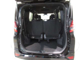 サードシートを格納すると大きな荷台スペースとなります サードシートを起こした状態でも荷物はもちろん詰めます 使用用途に応じてアレンジしてください