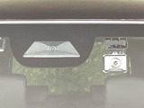 【ホンダセンシング】走行中に前方の車両等を認識し、衝突しそうな時は警報とブレーキで衝突回避と被害軽減をアシスト。より安全にドライブをお楽しみいただけます。