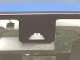 【スマートアシスト】走行中に前方の車両等を認識し、衝突しそうな時は警報とブレーキで衝突回避と被害軽減をアシスト。より安全にドライブをお楽しみいただけます。