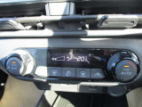 オートエアコンです。簡単な操作で室内を快適な温度になりますので夏場や冬場でも快適なドライブが楽しめます。