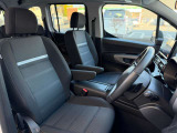 FIATのロゴ入りのスタイリッシュなファブリックシート