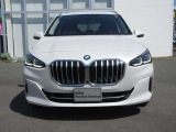 BMWと言えば特徴的なキドニーグリル。ダイナミックなフロントマスクを演出します。