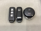 スマートキー付きですからドアロックの開閉およびエンジンスタートが楽々です。電動スライドドアの開け閉めもボタンで操作できます。加えて、純正リモコンエンジンスターター用の操作キーもついています。