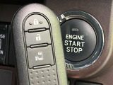 【スマートキー】カバンやポケットに入れたままでもドアの施錠・解錠が可能なスマートキーを装備。エンジンのオン・オフ時もカギを取り出す必要が無いからとっても便利です♪
