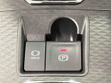 指先だけで簡単に操作が可能な電動パーキングブレーキを採用。「HOLD」スイッチを押すと、渋滞や信号待ちなどでブレーキペダルから足を離しても、ブレーキを保持するので安心です