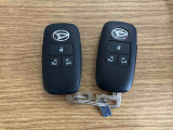 【スマートキー】 スマートキーを携帯していれば、ドアハンドルのボタンを押してロックの解除ができ、パワースライドドアもワンタッチで開閉できます